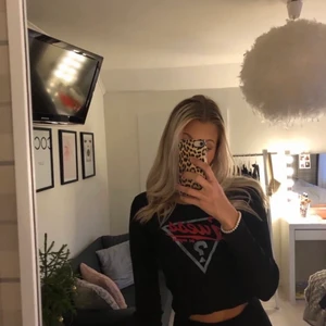 Guess topp - så cool topp med guess trycket på💕 Denna är ribbad och sitter väldigt snyggt, den är även väldigt skön🤩 storlek xs