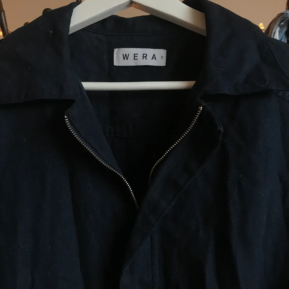 Mörkblå jumpsuit från VERA! Säljes pga felaktig passform. . Jeans & Byxor.