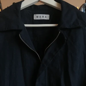 Jumpsuit - Mörkblå jumpsuit från VERA! Säljes pga felaktig passform. 