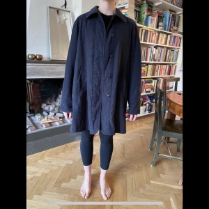 Tunn kappa - Tunt fodrad marinblå kappa. Mjukt ”sammetsliknande” yttertyg. Kan även skicka, köparen står för frakt. 