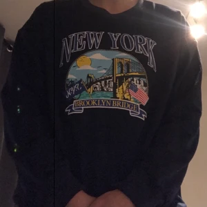 Sweatshirt från SHEIN  - Blå sweatshirt där det står new york på