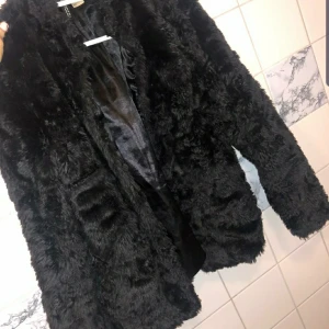 Super fin pälsjacka - Lite svårt att fota men fixar gärna mer bilder vid intresse. Använd fåtal gånger.