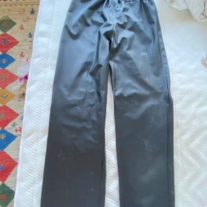 HELLY HANSEN regnbyxor - Fina regnbyxor från H/H. Storlek 152 men typ som XS. Mycket fint skick!!❣️