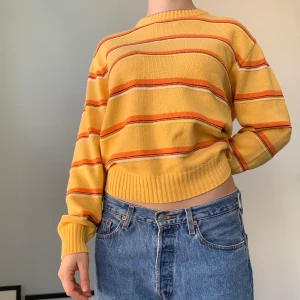 Randig stickad tröja - Gul, vit och orange stickad tröja från humana