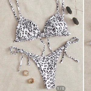 Shein bikini - Säljer denna fina bikini då jag råkade köpa två💋Den är oöppnad (bilderna är på dubbletten)!!! Justerbara band!! Den är verkligen skitfin❤️Säljer den för samma pris jag köpte den för iom att den är oöppnad, köparen står dock för frakten. Det är bara att skriva vid frågor eller intresse!
