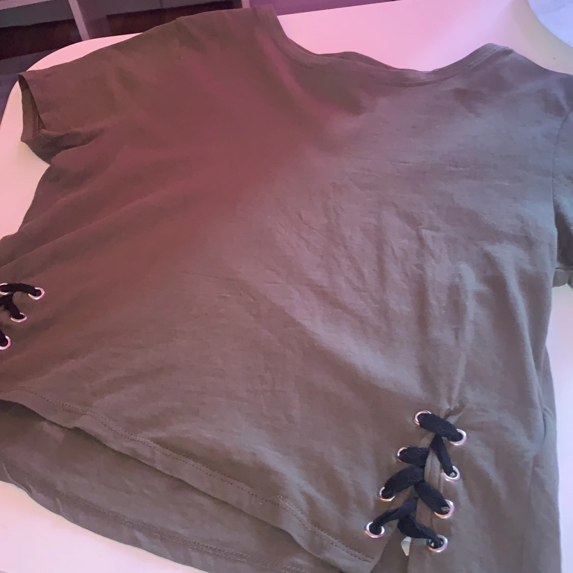 Enkelt militär grön tröja med knytningar. - 90