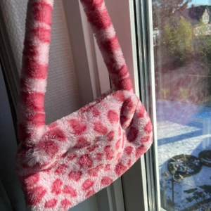 Fluffig väska - Rosa fluffig väska, aldrig använd, från SHEIN,  sälj pga att den inte används start bud år 65kr + frakt buda privat HÖGSTA BUDET: 80kr