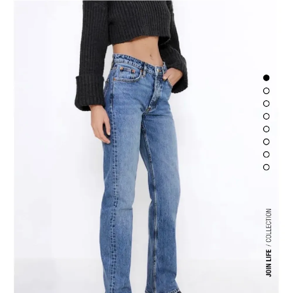 Supersnygga jeans från zara, sitter helt perfekt på!! Har de dock i två storlekar och använder bara ett par av dem, så säljer de som är i storlek 36! Använda max 3 ggr, så jättebra skick! Måmga intresserade, buda! Högsta bud 300kr . Jeans & Byxor.