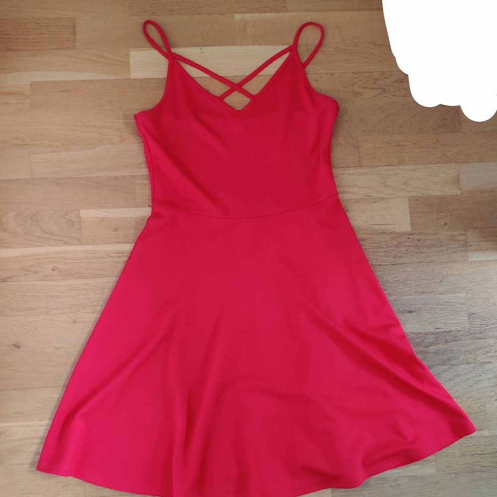 En röd jättefin klänning från Gina Tricot. Använd ett fåtal gånger men är i väldigt bra skick. Säljs då den inte kommit till användning. Storlek S och är ganska lång, den slutar vid knäna om man är ungefär 164 cm. Skriv privat om du vill ha bättre bilder. (Köparen står för frakten). Klänningar.