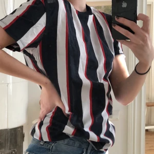 Randig t-shirt - Vit/röd/blå randig t-shirt från herravdelningen❤️💙🤍