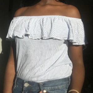 Tjusig randig offshoulder tröja stl. S - En tjusig blå-vit randig offshoulder tröja från CUBUS. Använd ett få par gånger. Fläckarna på tröjan kommer från mitt fläckig fönster så tröjan är ren. 