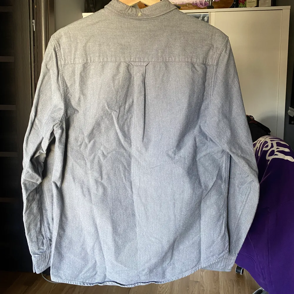 En skjorta från lyle scott i perfekt skick, den är används endast några få gånger. Skjortan är i storlek medium. . Skjortor.