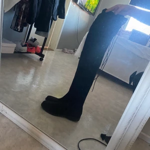 Overknees skor - Säljer mina Overknees skor från Nelly, använda utomhus endast en gång på prov. Köpt 2018 aldrig använda, endast provade utomhus. Köpte dom för 399, säljer för 179. Storlek 40 (du står för frakt)