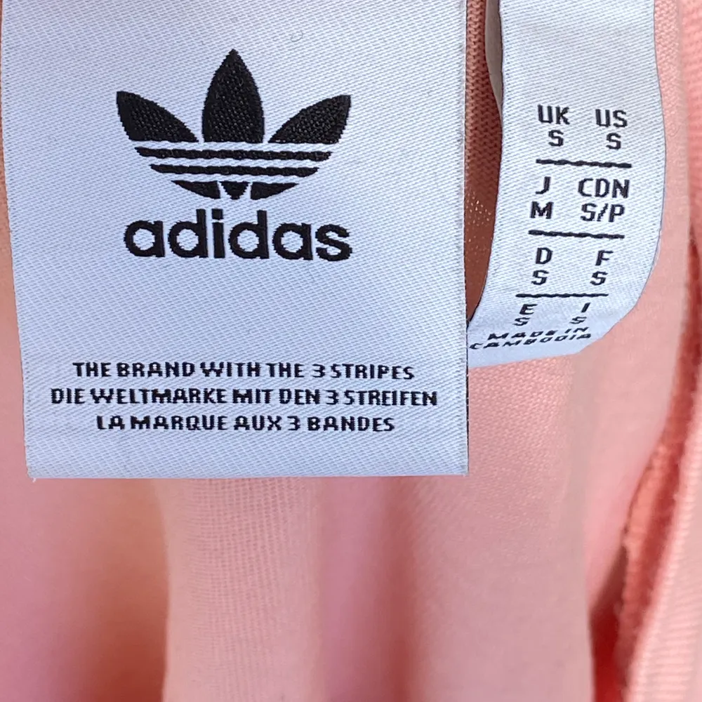 Oversize rosa tröja från adidas som är använd några få gånger men inte har någon skada. Orginal pris 300kr. T-shirts.
