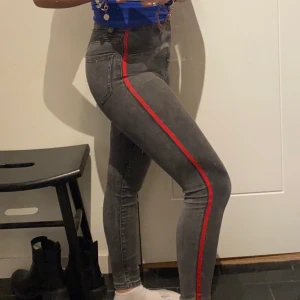 Jeans  - Ett par jeans från zara. Väldigt använda. Sydda intill låret. Men dom sitter supper fint och är supper sköna💕