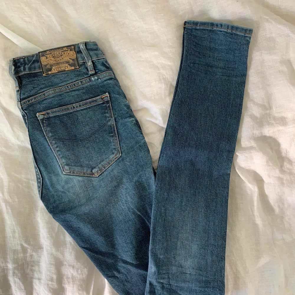 Snygga jeans från Crocker. Storleken som står är W29 L36, men jag skulle säga att de är W27-28 L34. Jeansen är en blandning mellan skinny > och straight. Säljer pga för små (sista bilden är gammal). Köparen står för frakten.. Jeans & Byxor.
