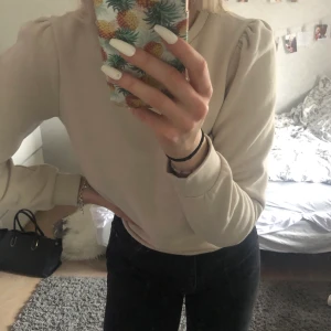 Tröja med puffaxlar från Pernilla Wahlgrens kollektion - Tröja med puffiga axlar från Pernilla Wahlgrens kollektion. Använd enstaka gånger så den är i nyskick! Storlek S. Säljer den för 80kr + frakt❤️