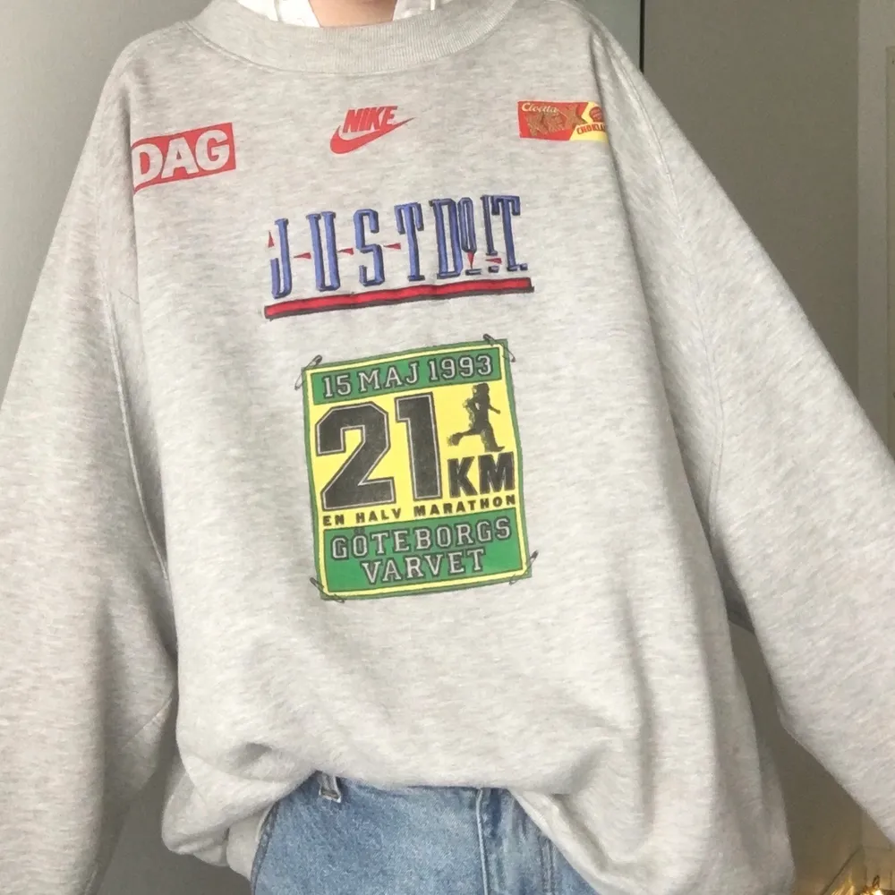 Vintage Nike sweatshirt från 1993 med jättecoola tryck. Den är i storlek xl men passar de flesta. Bra skick för sin ålder. Frakt tillkommer. Hoodies.