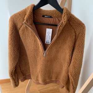 Teddy jacka 🤍 - Säljer den här teddy jackan i storlek S. Ny med prislapp. Nypris 499. Säljer för 200