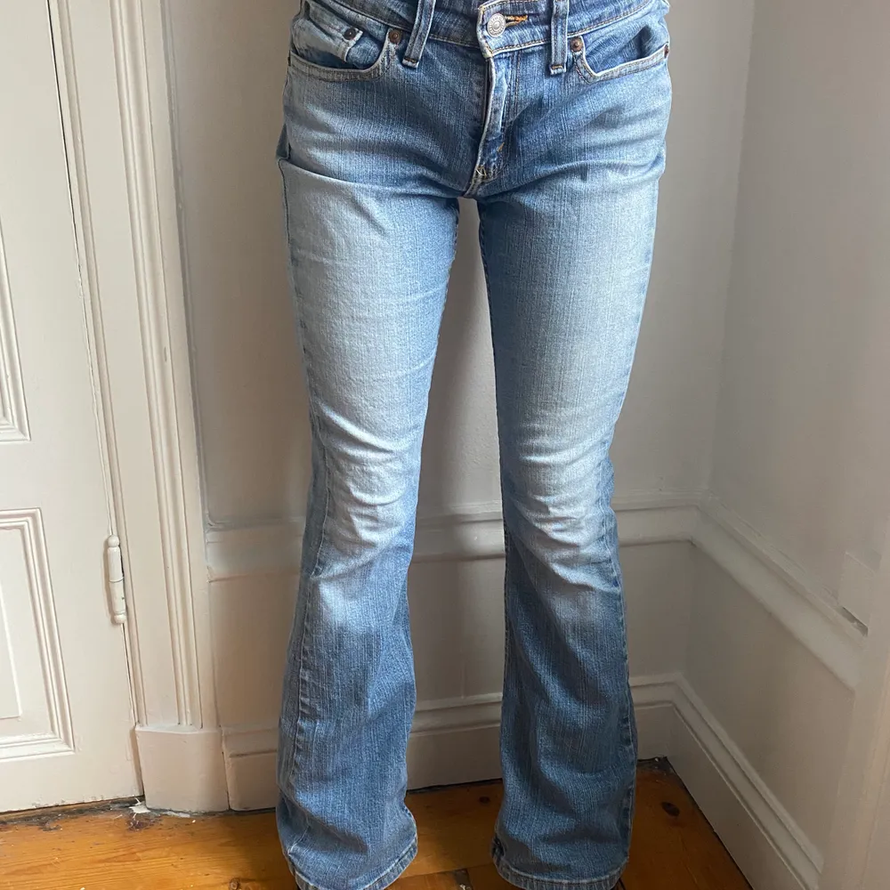 ”Low flare” jeans från Levis, sitter för stora på mig så de är lite baggy och långa. Knappt använda, strl 38. Jeans & Byxor.