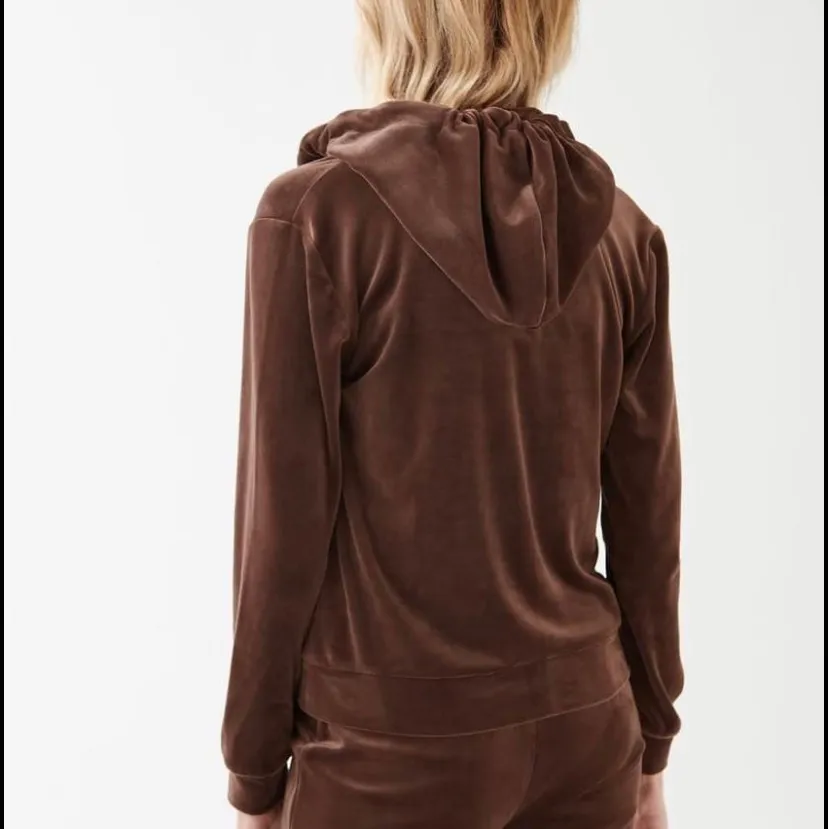 Cecilia Velour hoodie i färgen brun från Gina Tricot.  Använd några gånger men är i topp skick. Storlek:S Nypris: 250kr Pris: 100kr. Hoodies.