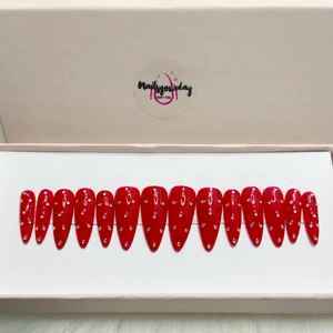 Lösnaglar - Lösnaglar ingår med nagelfil, Alkoholservett och lim.