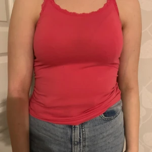 Linne med spets  - Rosa linne med spets i upptill, knappt använt:) 25kr+frakt