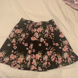 Kjol - Jättesöt kjol som knappt är använd, passar perfekt nu till sommaren, 80kr + frakt 