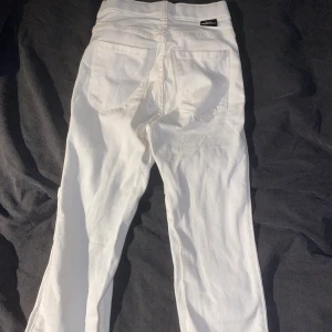 Dr denim - Dr denim byxa. Långa ben. Vita.