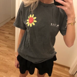 Zara x Smiley originals t-shirt - Ascool lite oversized tröja från Zara med smileys både fram och på ryggen, står inte för frakt!💗