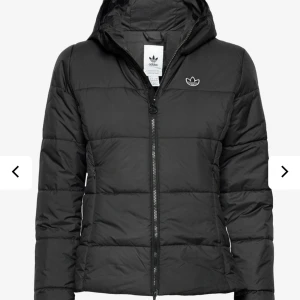 Adidas jacka  - Adidas jacka i storlek S . Använd 3-4 gånger , jättefin passform . Kan fraktas 😄 nypris 999kr