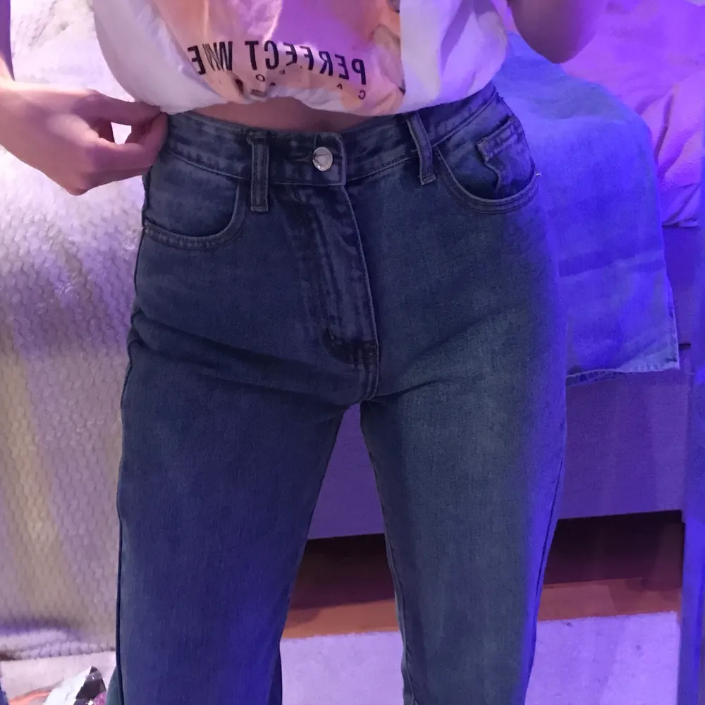 Jeans med slits från boohoo!🌟 Asballa men tyvärr för långa för mig därför säljer jag dem. Jeansen sitter väldigt bra runt midjan och i rumpan, de är i väldigt skönt material och stretchiga. 350kr+frakt! Skriv om du har fler frågor💞💞. Jeans & Byxor.