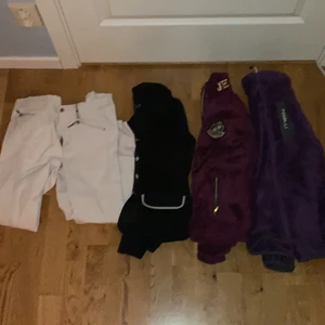 Ridkläder - Paket pris 500kr 🤠 2 flis tröjor 146-152 (lilla och vinröd), svart tävlingskavaj storlek 150 (använde tills jag blev 165), 2 par tävlings ridbyxor (långmidjade) storlek 158 båda två! Kan köpas var för sig om de önskas😌