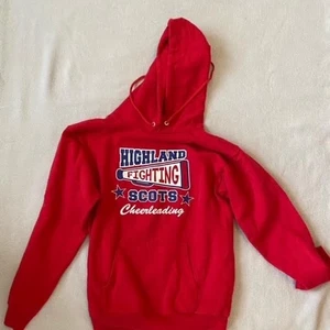 Highland Scots Cheerleading - Röd Highland Scots Cheerleading-hoodie med tryck på ryggen. Se bild