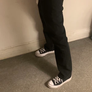 mid Rise straight full length zara  - Säljer dessa assnygga och populära zara jeans som är helt slutsålda på zaras hemsida ! Har aldrig använt dom och de har lapp kvar och allt ! de är för små för mig så lånade bilder på zaras hemsida ! de är i storlek 36 men passar även en 34 då dem är små i storleken. Budgivningen från 150kr ( ökar med minst 20 )          BUD PÅ 190kr !!!💜💜