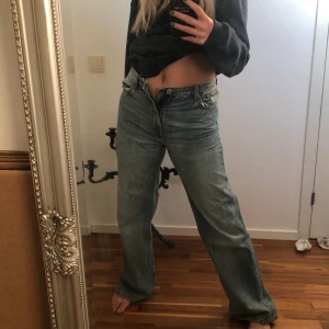 Monki jeans🤪 - Ett par jättefina blåa jeans från monki i modellen yoko.💙 Säljer då jag inte använder de längre! Är i strl 31 <33