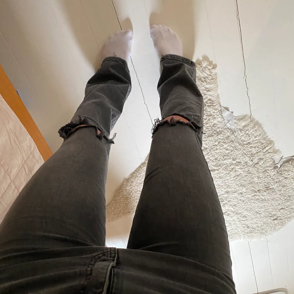 Fett snygga bootcut jeans från Gina Tricot. Högmidjade med hål på knäna. Storlek S. Köpare står för frakten!. Jeans & Byxor.