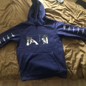 Naruto hoodie XS - Detta är en hoodie när sasuke döda itachi i animen naruto shippuden tröja är helt ny har inte använt den det är bara att jag köpte fel storlek