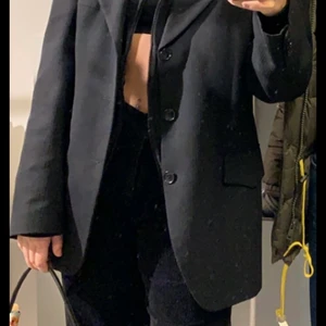 MANCHESTER BYXOR - Sygga svarta manchesterbyxor. Medelhöga i midjan (se bild) och perfekt längd på mig som är 175cm lång