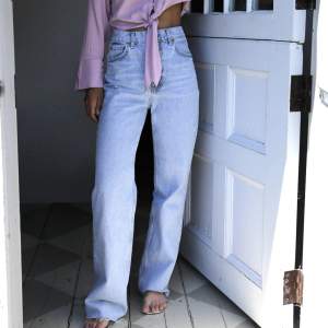 Jätte populära slutsålda jeans från Zara! Storlek 38, säljer på grund av att de blivit förstora. Endast använda 1 gång. Köp direkt för 199! 🤍