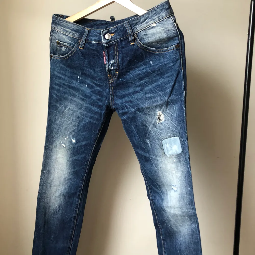 Helt nya Dsquared2 jeans i storlek 40 men som jag upplever som mycket(!) mindre och gissar skulle passa en med storlek 36. Ankellånga till mig som är 161! Kan mötas upp alternativt frakta (pris är inkl frakt)😊. Jeans & Byxor.