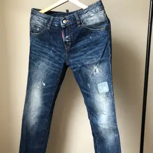 Helt nya Dsquared2 jeans i storlek 40 men som jag upplever som mycket(!) mindre och gissar skulle passa en med storlek 36. Ankellånga till mig som är 161! Kan mötas upp alternativt frakta (pris är inkl frakt)😊