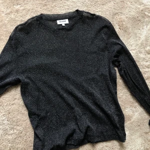 Glittertopp Weekday strl S - Plagget har endast använts vid ett tillfälle. Passar även för personer med strl M. Perfekt för fest!!Köpare står för frakt!💖