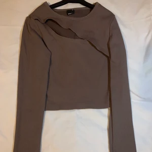 Omtalad brun tröja  - Använt totalt 4 gånger, storlek M, kan hämtas upp i halmstad men går även att fraktas då står köparen för leveranskostnaden