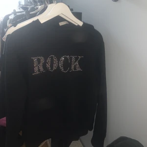 ROCK sweatshirt mango - Kollar intresset på min sweatshirt från mango med nitar som liknar zadig stolek M💓 