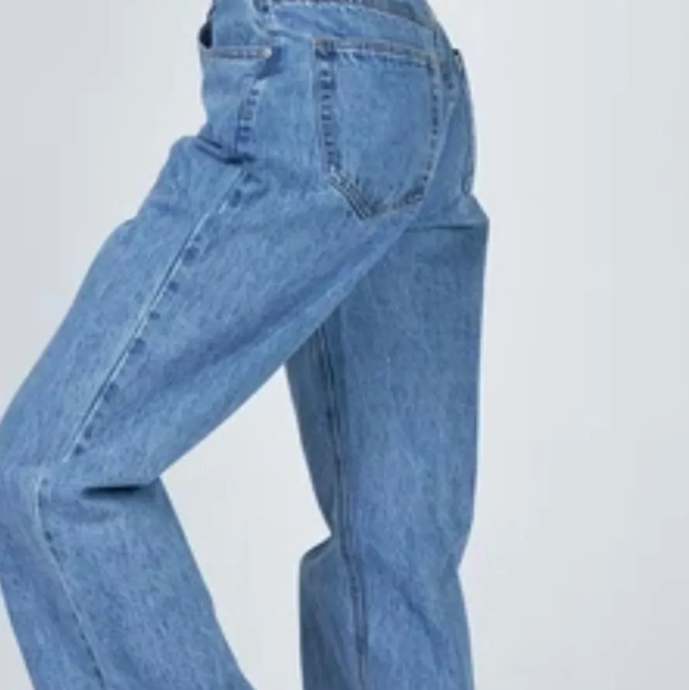 Ett par baggy jeans från märket princess polly💗 Midwaisted och sitter jättefint! Är 170 cm och dom är tillräckligt långa på mig, skulle nog säga att dom passar bäst på folk som är 160-175😊 Storlek 34 men passar mindre också! Hör av dig om du har frågor eller annat💕🤎(+frakt) Nypris: 688kr. Jeans & Byxor.