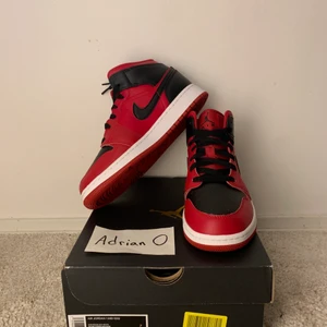 JORDAN 1 MID REVERSE BRED - Säljer 9 par Jordan 1 Mid Reverse Bred som alla är köpta på Zalando. Dom är helt oanvända. Pris 1200kr/st        storlekar : 36,5 38 38,5 40                                      jättemycket referenser finns!