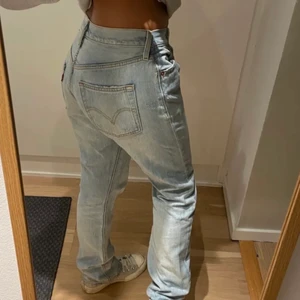 Levis jeans  - Ett par riktigt snygga lågmidjade Levi’s jeans, 501 herrmodell. De är insydda i midjan men lätt att sprätta bort om man skulle vilja det!