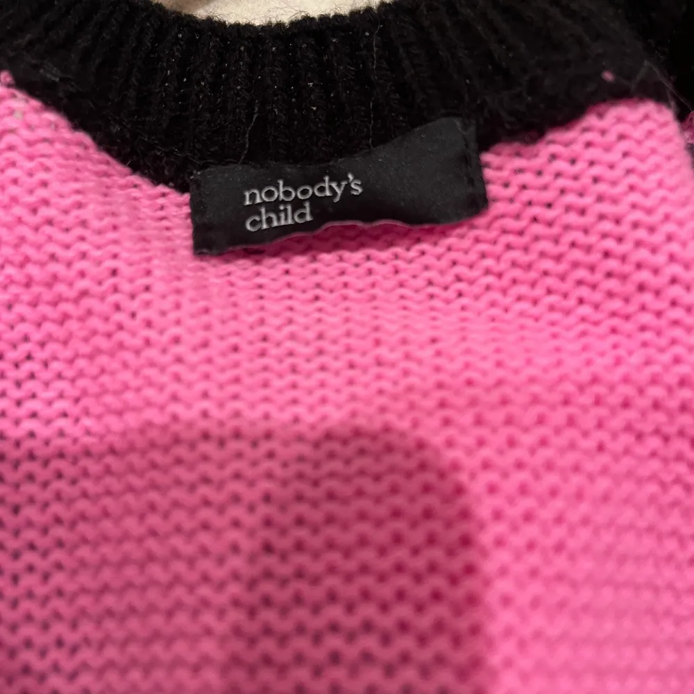 Speciell och cool rosa/svart randig stickad tröja. Säljs pga ingen användning. Köpt på Afound men minns inte pris:) Köparen står för frakten och jag ansvarar inte för postens slarv 💗💗💗. Stickat.