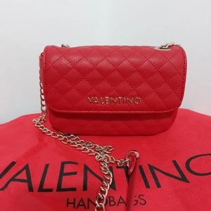 ÄKTA Valentino väska - Gör mig av med min väskkollektion! Oanvänd väska, dustbag ingår. Nypris 1200 kr. OBS! Redan skamligt låga priser, svarar inte på prutande. Bästa vore om vi möts upp. Finns i Sthlm City. Annars betalar mottagaren frakten. Mvh Laura  